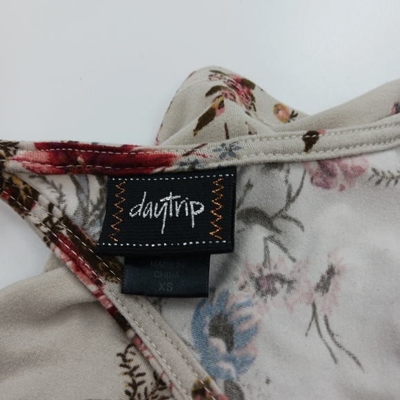 Daytrip Floral Blouse Womens Size XS Long Sleeve V-Neck Lightweight Stretch - Picture 5 of 5